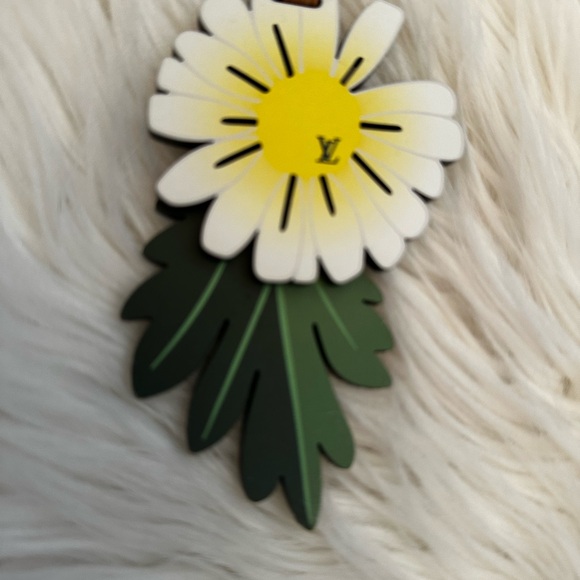 SOLD❤️Authentic Louis Vuitton By The Pool Leather Flower Bag Charm - Picture 6 of 9